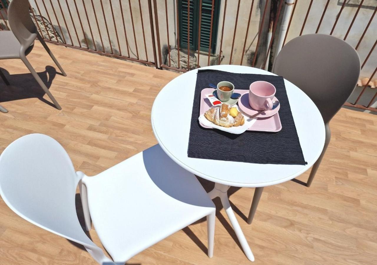 B&B Tra Le Vie Del Borgo เวียสเต ภายนอก รูปภาพ