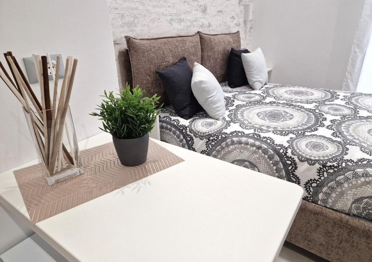 B&B Tra Le Vie Del Borgo เวียสเต ภายนอก รูปภาพ